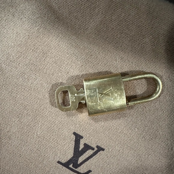 EUC LV Padlock with corresponding Key 🔐 #307 - Picture 2 of 5